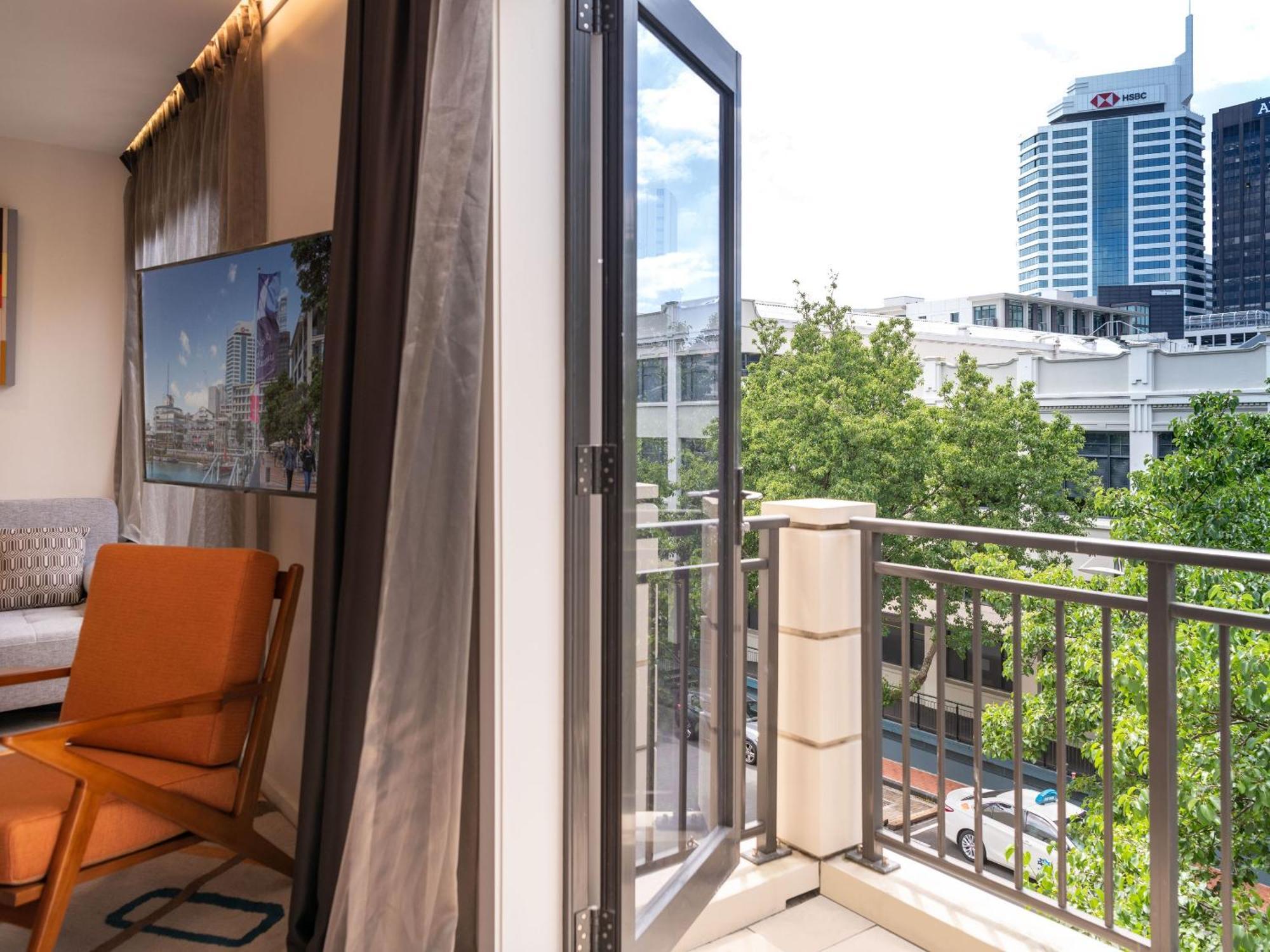 Ohtel Auckland Hotell Eksteriør bilde A balcony in a residential apartment