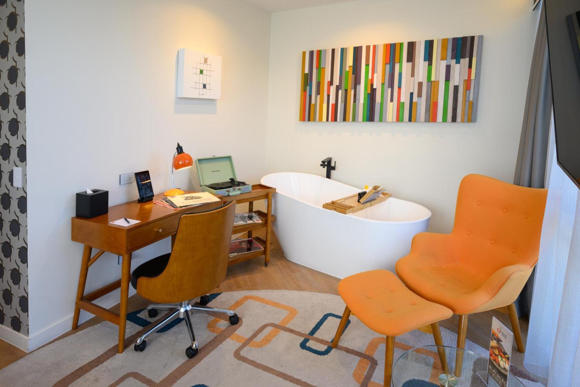 Ohtel Auckland Hotell Eksteriør bilde A freestanding bathtub in a modern bathroom