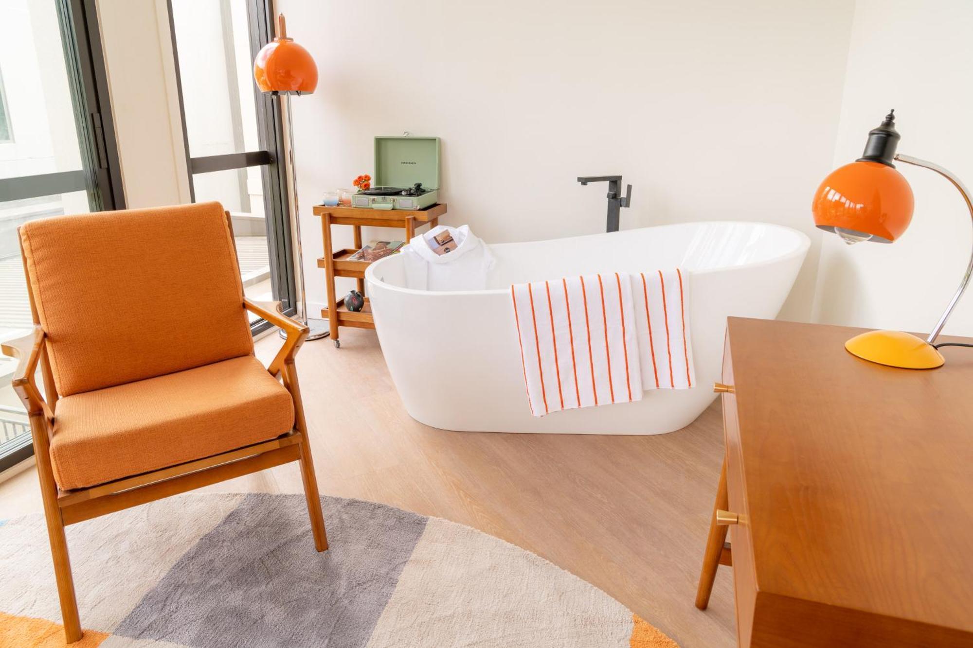 Ohtel Auckland Hotell Eksteriør bilde A freestanding bathtub
