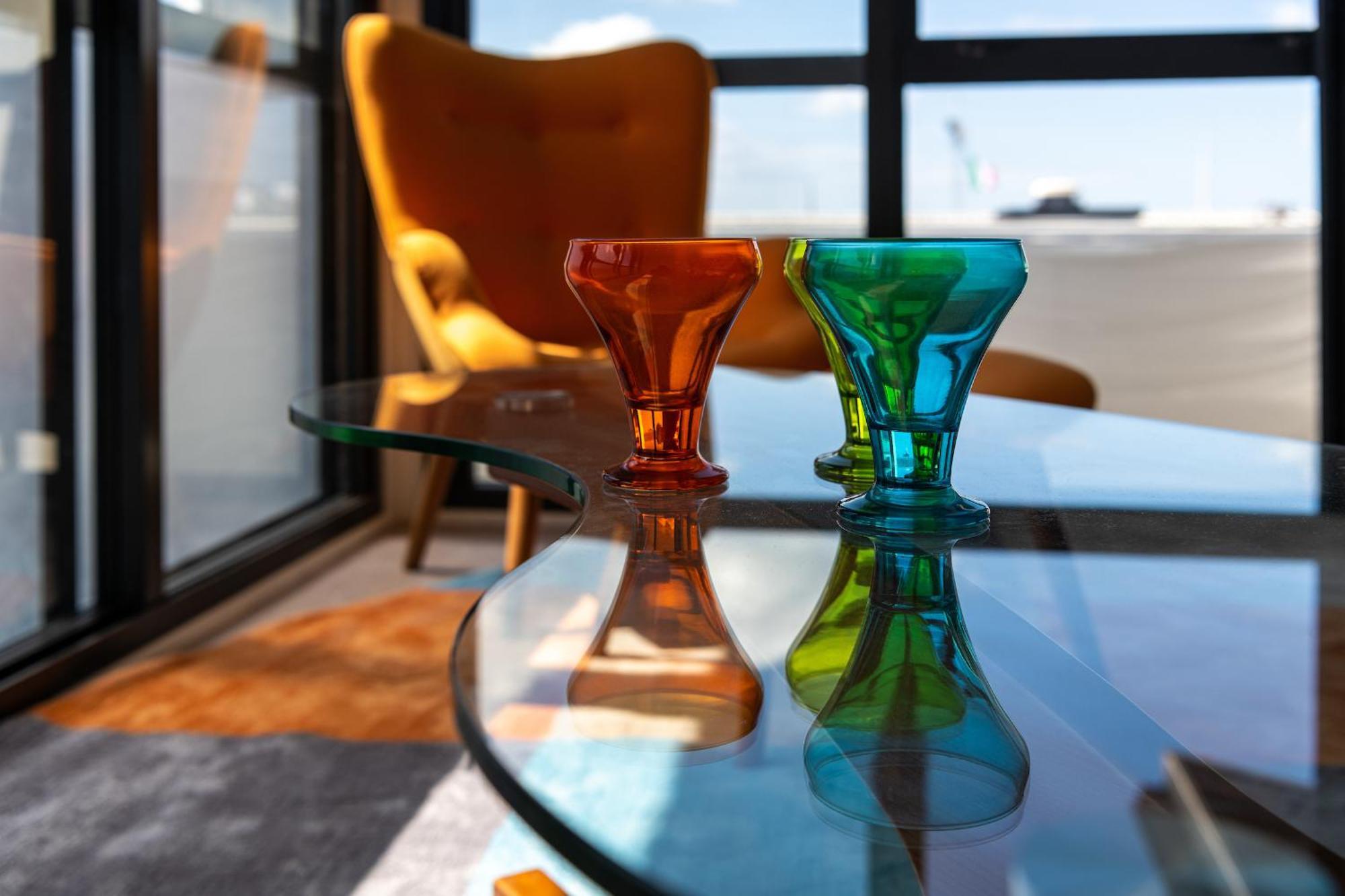Ohtel Auckland Hotell Eksteriør bilde Vases by the artist