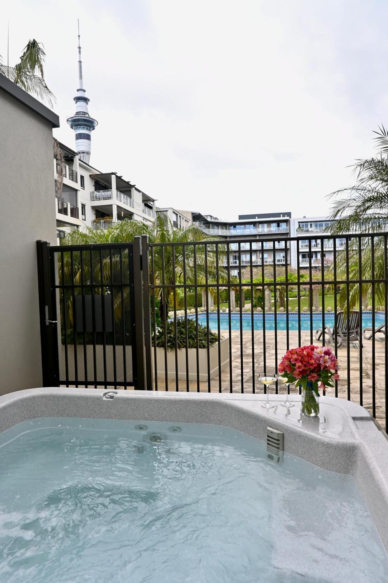 Ohtel Auckland Hotell Eksteriør bilde A spa in a hotel